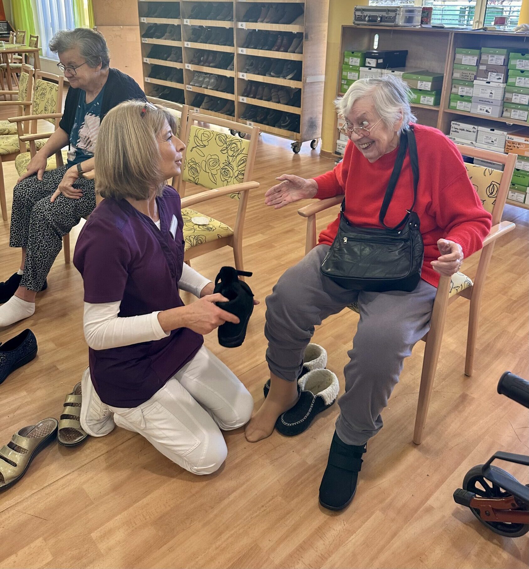 Neue Schuhe, große Freude: Mobiler Schuhverkauf im Seniorendomizil Haus Lukas