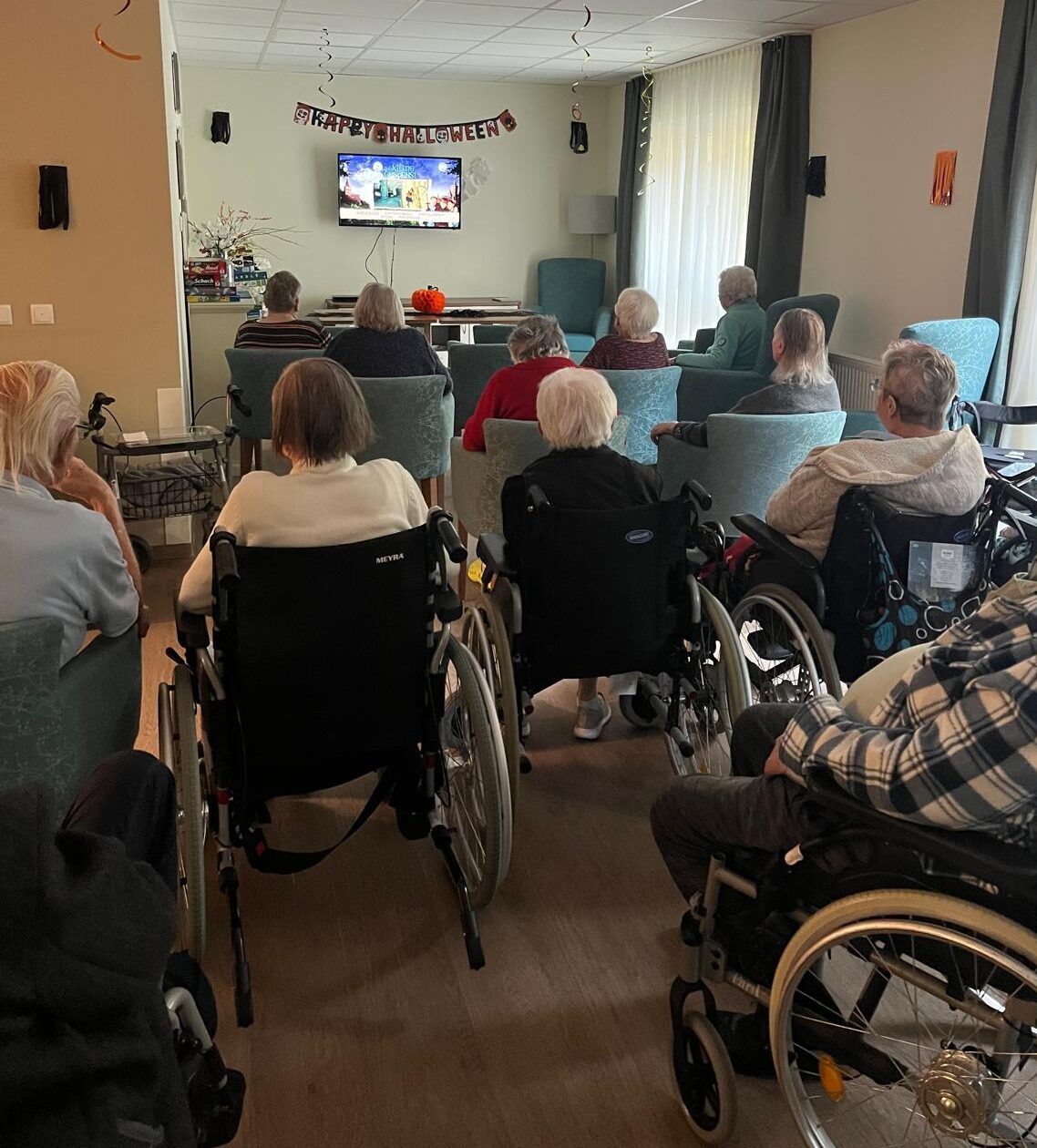 Filmspaß statt Grusel: Unser Kinonachmittag in der Seniorenresidenz Extertal