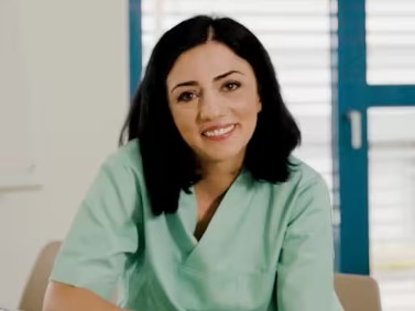 Unsere Auszubildende Natia im Fokus der Kampagne „Die Neue Pflege Bayern“