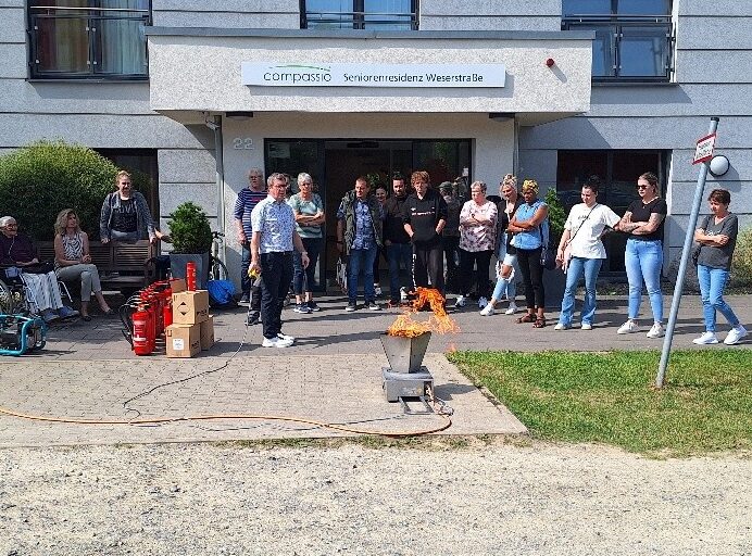Mitarbeitende bei der Brandschutzhelfer-Ausbildung in der Seniorenresidenz Weserstraße